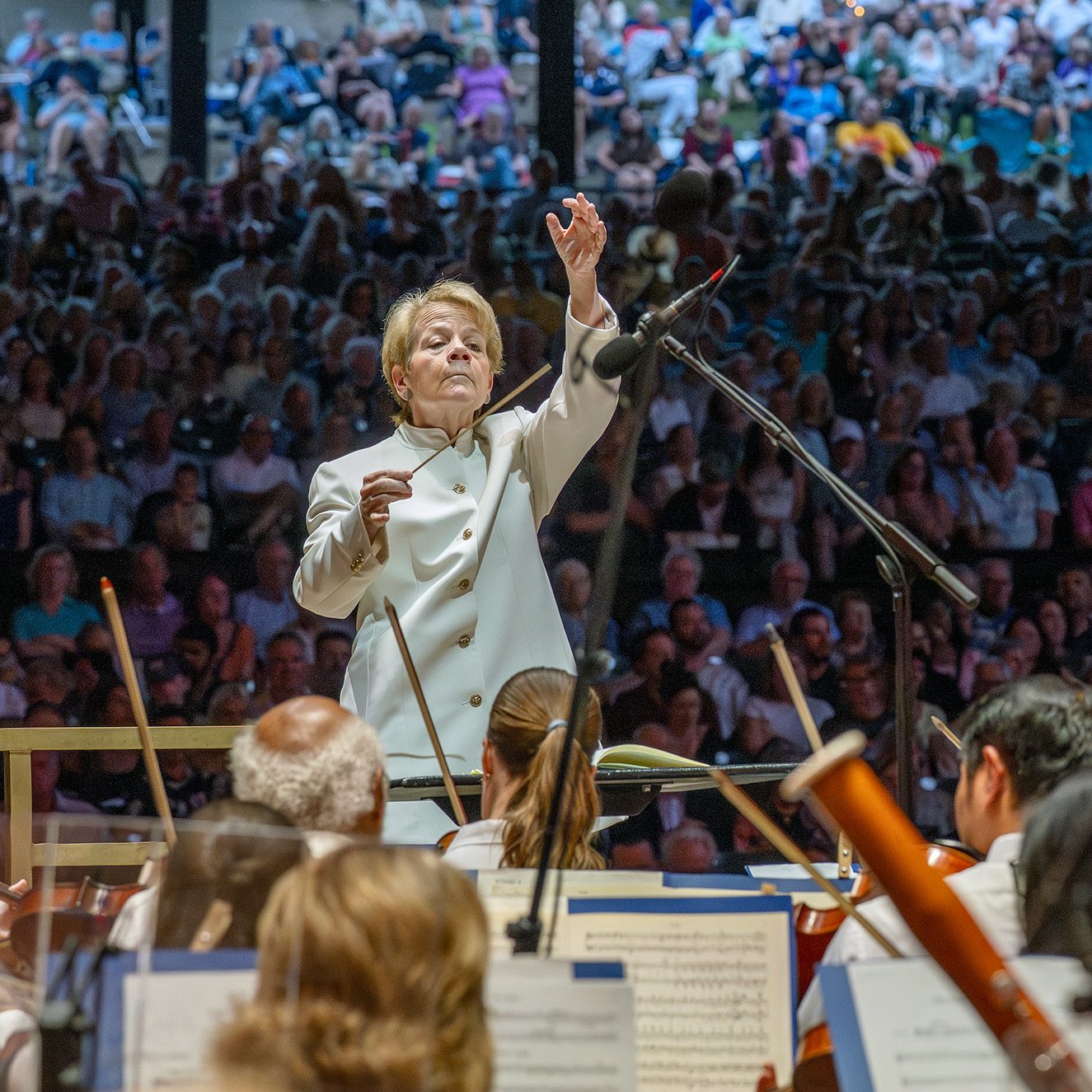 marin alsop conducting the philadelphia orchestra